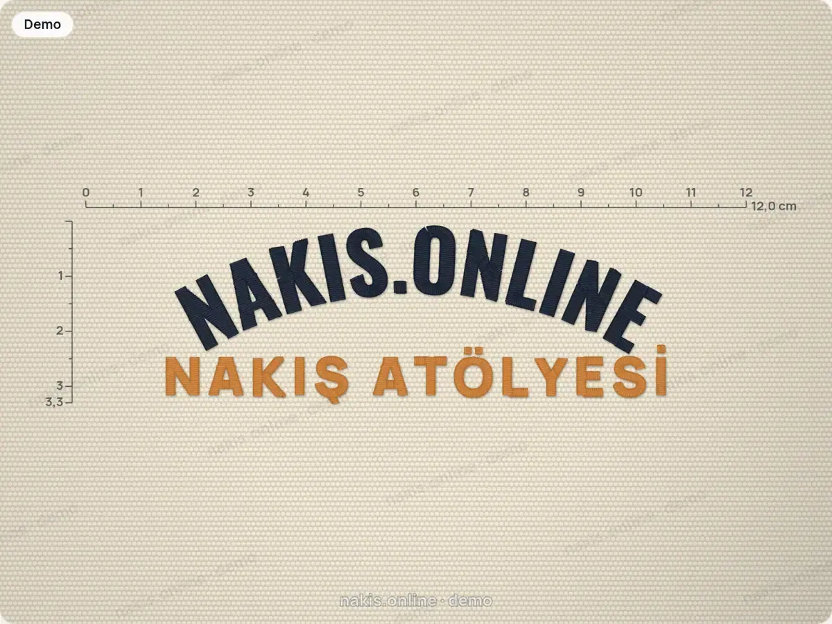Krem pike kumaş üstünde yalnız yazıdan oluşan tasarım: kavisli lacivert NAKIS.ONLINE ve altında düz bakır NAKIŞ ATÖLYESİ