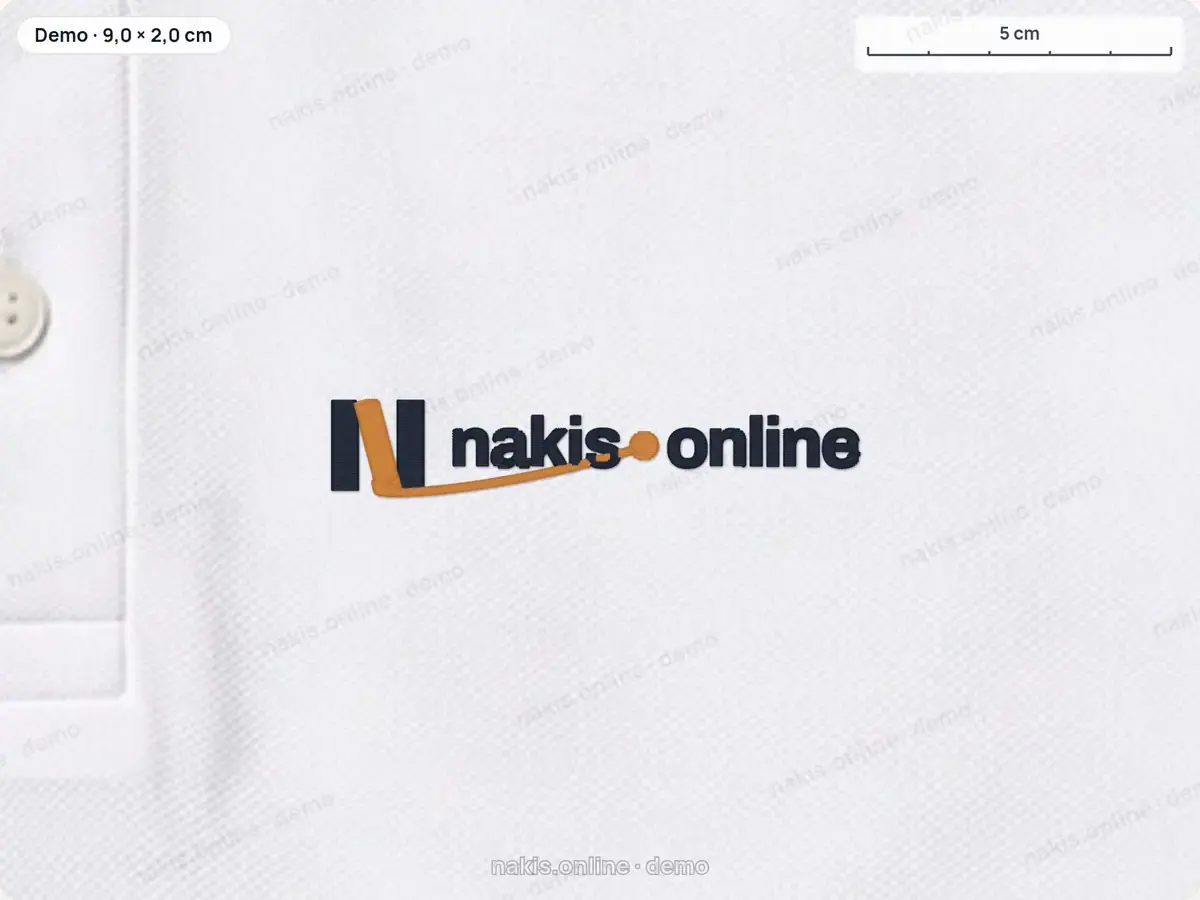 Beyaz pike üstünde lacivert ve bakır iplikle işlenmiş nakis.online logosunun yakın planı; solda polonun düğme patı