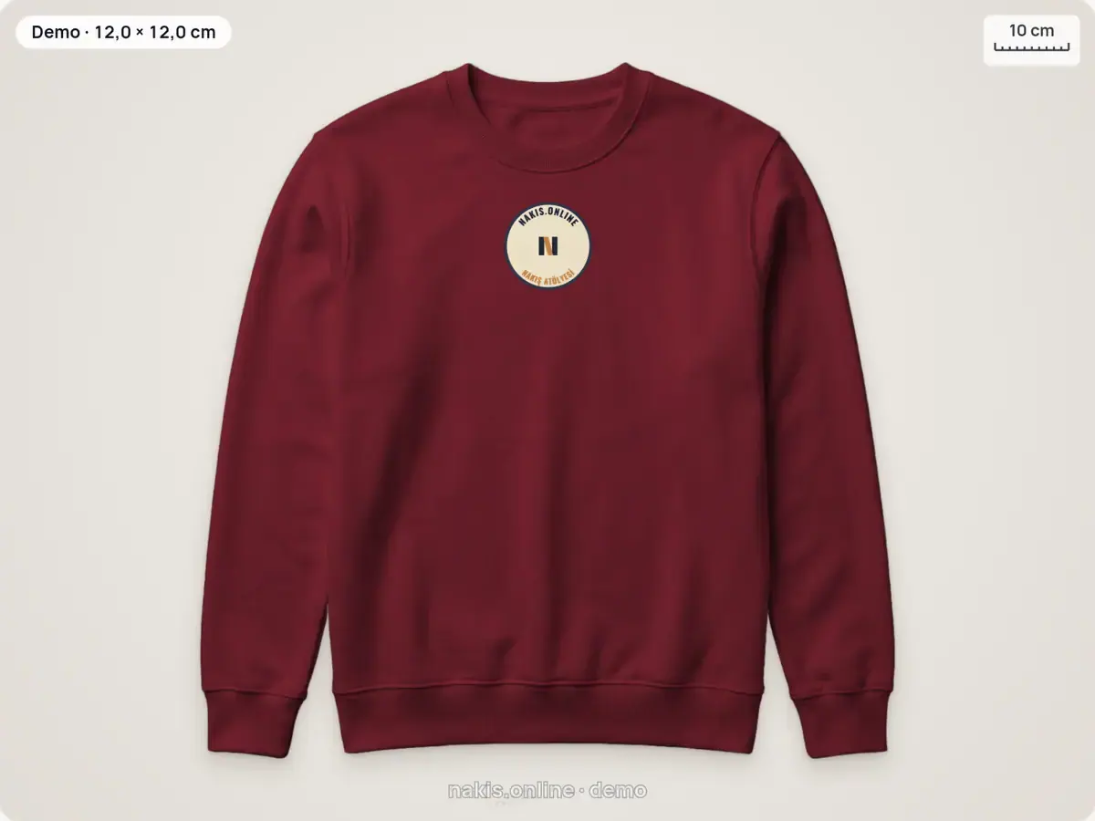 Bordo sweatshirtün göğüs ortasında 12 cm çapında daire arma: krem zemin, lacivert kenar, ortada N harfi, kavisli yazılar