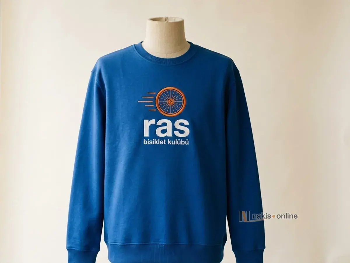 Saks mavisi bisiklet yaka sweatshirt: göğüs ortasında turuncu bisiklet tekerleği simgesi ve beyaz harflerle bir bisiklet kulübünün arması